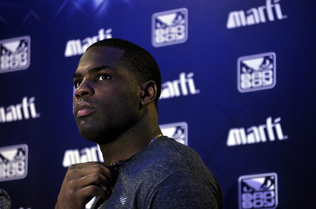 板球传奇Sunil Gavaskar引爆争议！他竟对印度军队国旗文字“开火”？！.